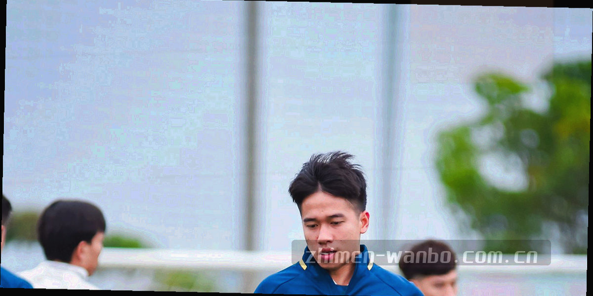 多层半透明几何平面叠加，象征数据分层与访问控制，画面无文字
